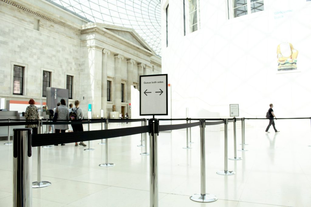 A Tensator Post Top Sign holder demonstrating effective crowd management at the National Gallery.