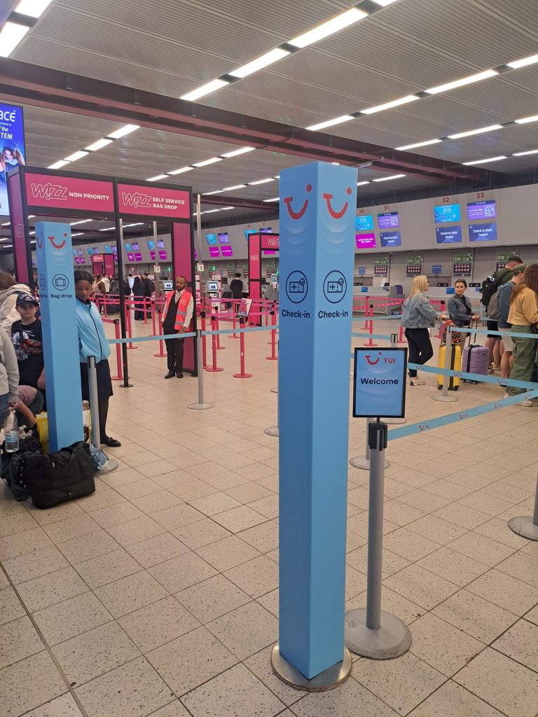 Effective TUI crowd management INQ® Totem signage at an airport.